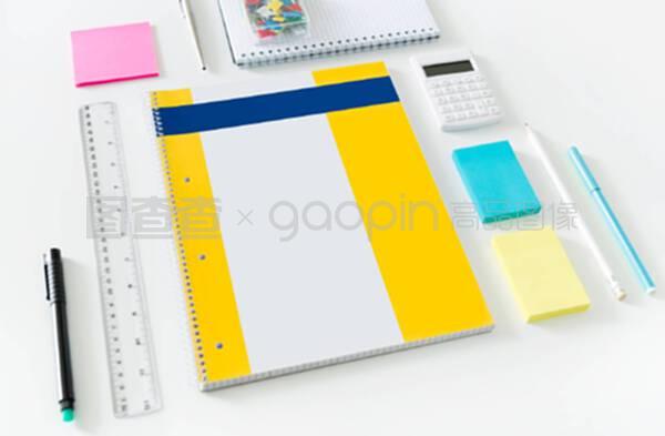 書桌上的辦公用品